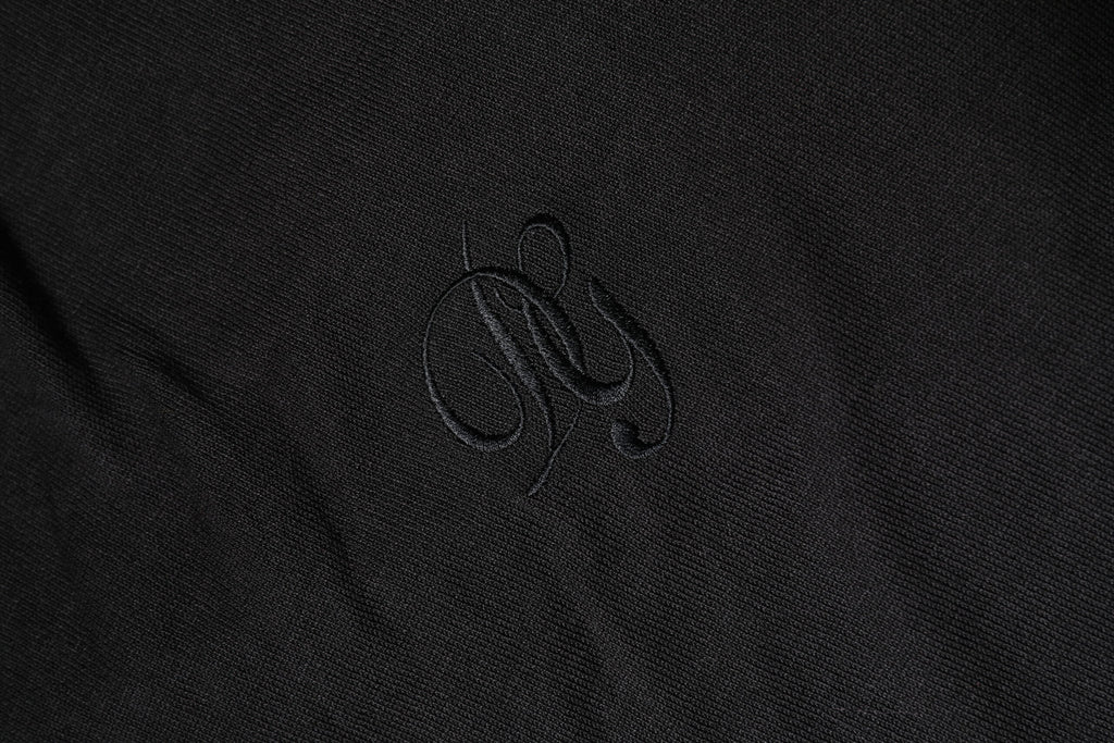 Sweatshirt homme en coton noir Dolce & Gabbana avec logo DG, style décontracté et moderne, porté sur un mannequin.
