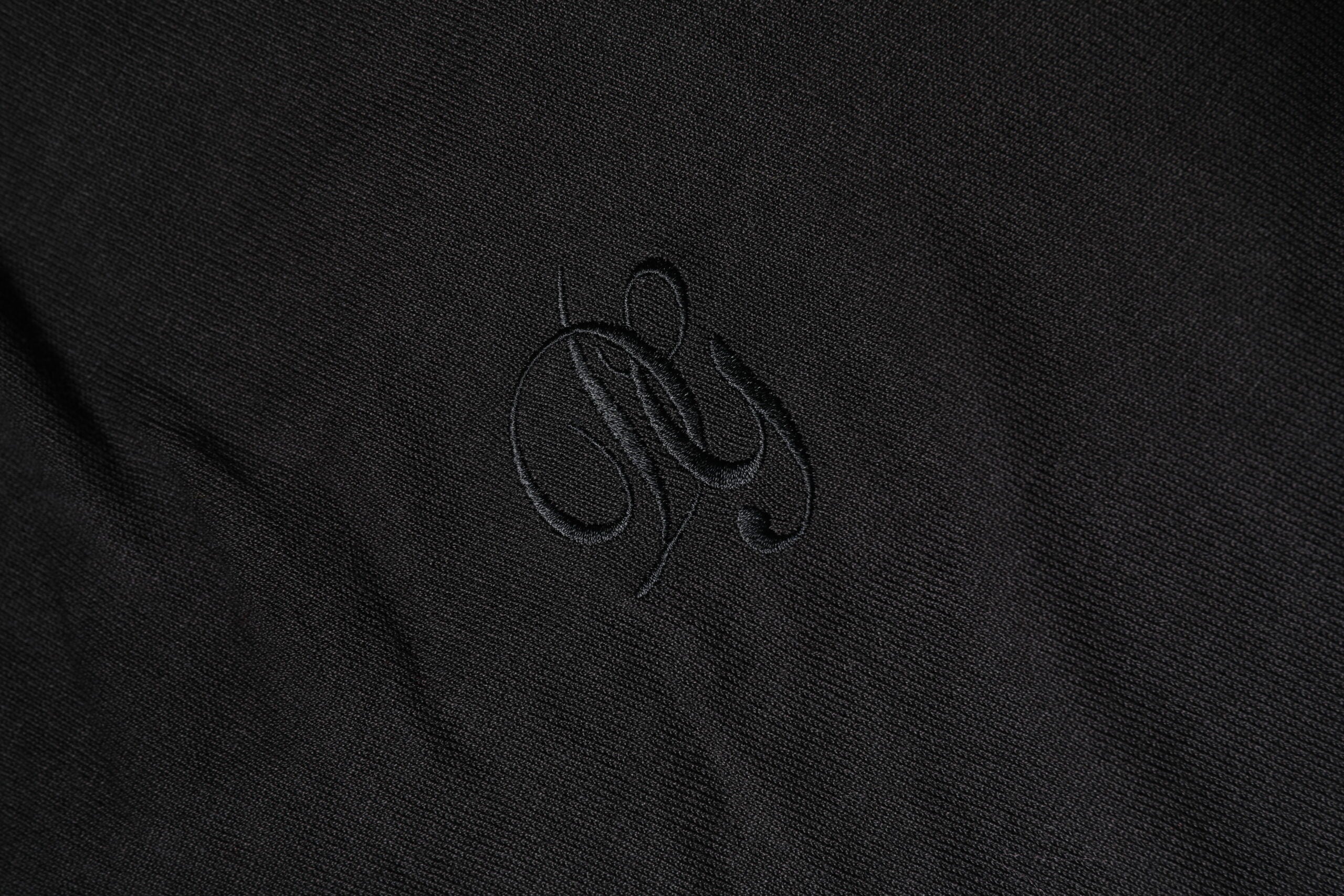 Sweatshirt homme en coton noir Dolce & Gabbana avec logo DG, style décontracté et moderne, porté sur un mannequin.