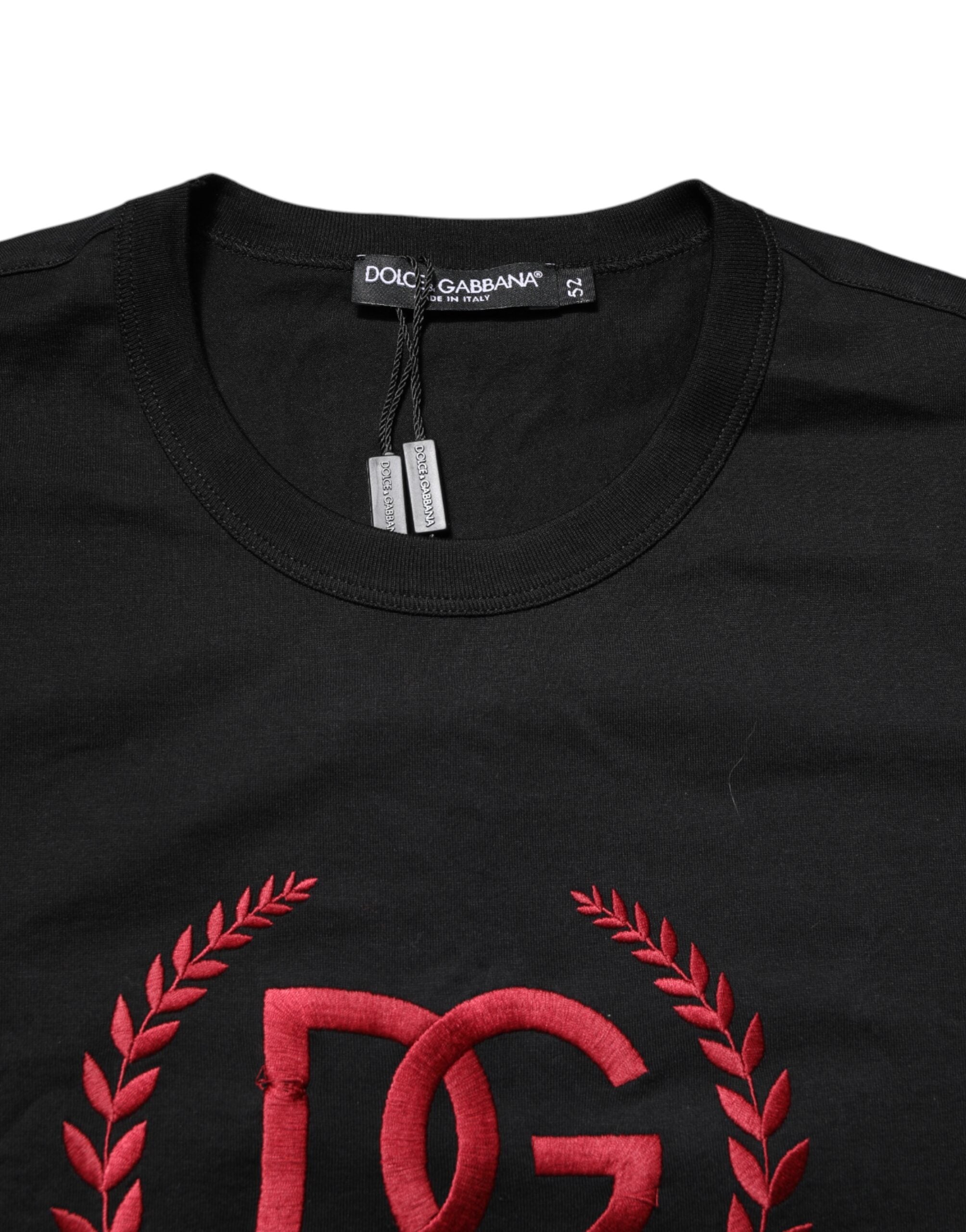 T-shirt noir en coton avec broderie à col rond de la marque Dolce & Gabbana, vue de face, détail du design.