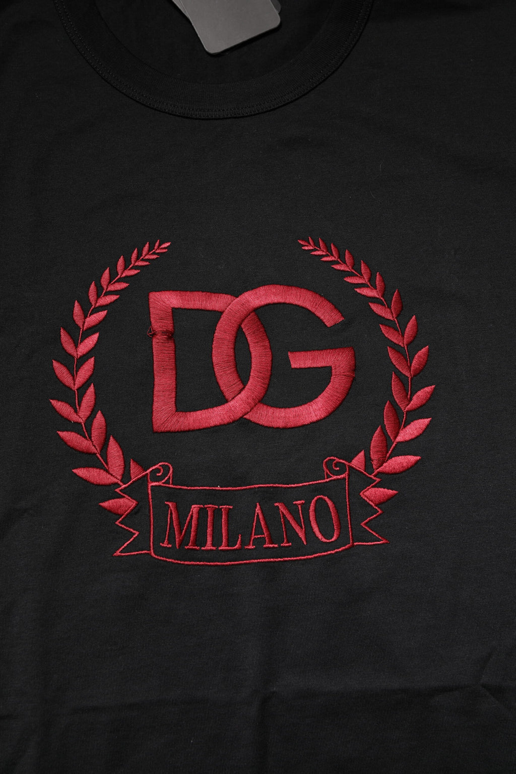 T-shirt noir en coton Dolce & Gabbana avec broderie au col rond, détails élégants et design moderne.