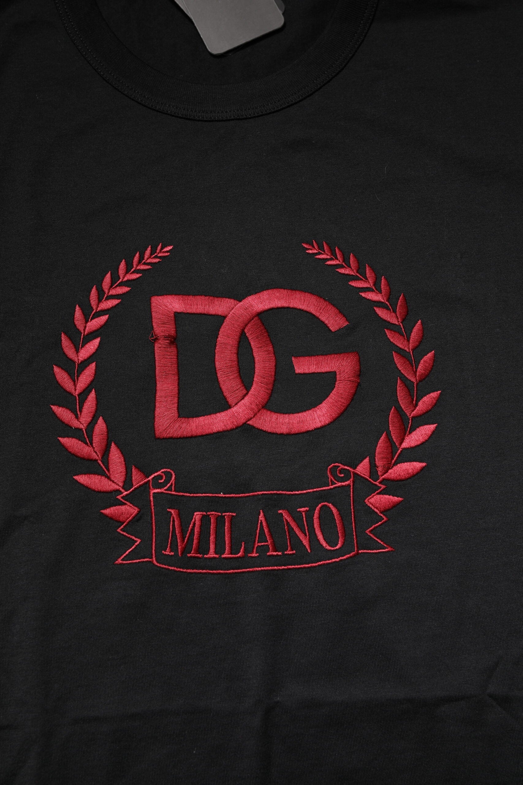 T-shirt noir en coton Dolce & Gabbana avec broderie au col rond, détails élégants et design moderne.