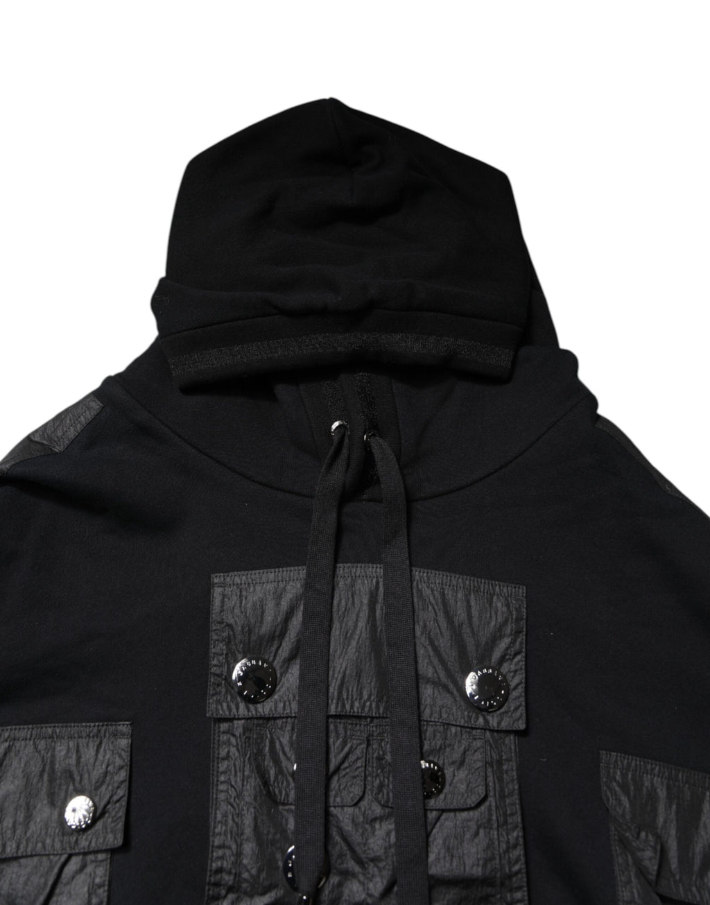 Sweat à capuche en coton noir de Dolce & Gabbana, pull à capuche élégant avec logo discret, porté sur un mannequin.