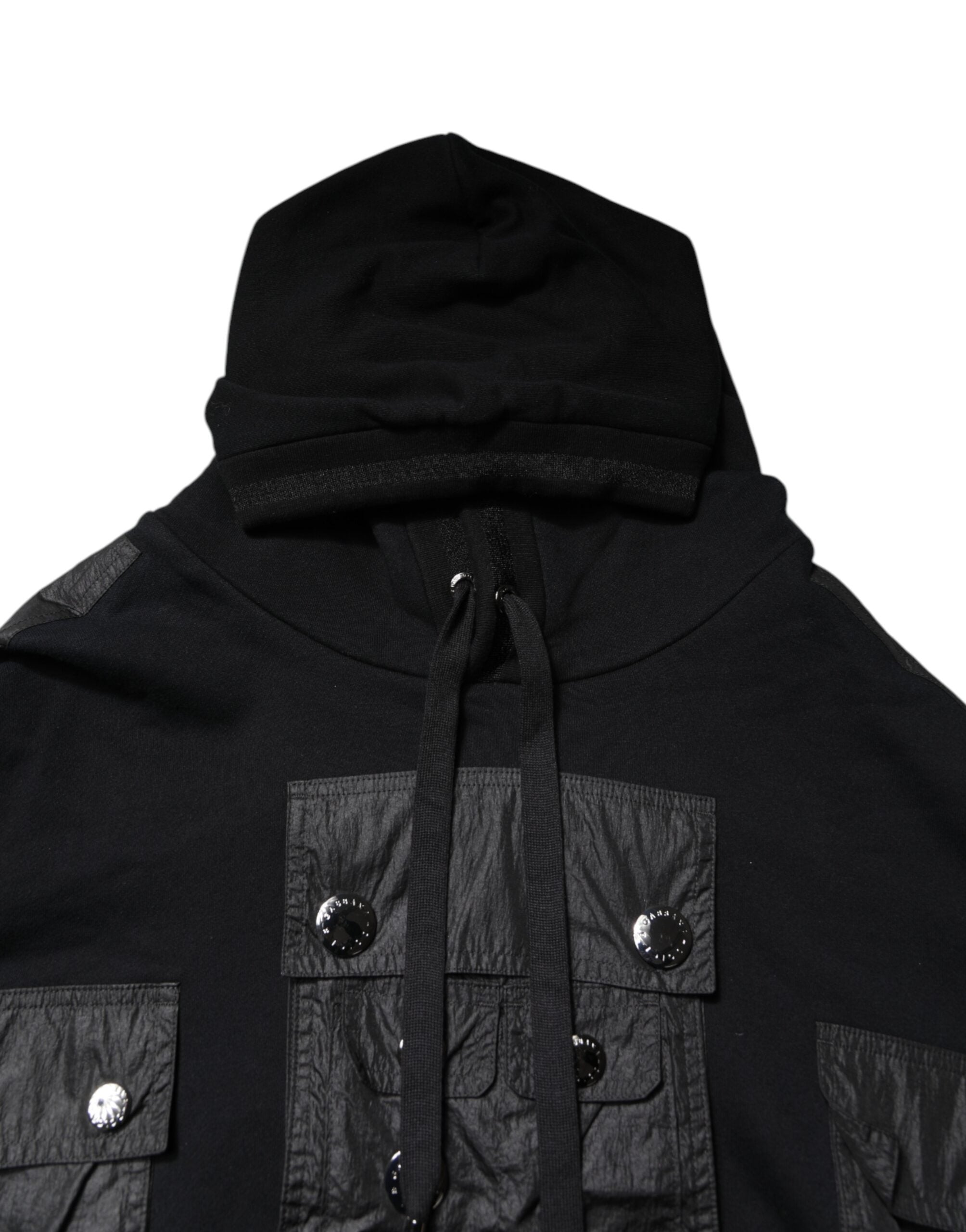 Sweat à capuche en coton noir de Dolce & Gabbana, pull à capuche élégant avec logo discret, porté sur un mannequin.