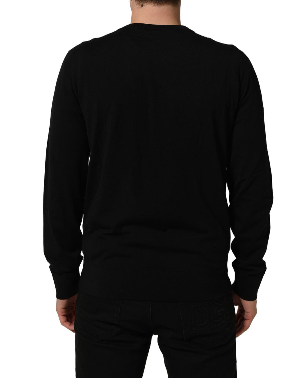 Pull homme noir Dolce & Gabbana DG à col rond avec broderies, portant un style élégant et moderne.