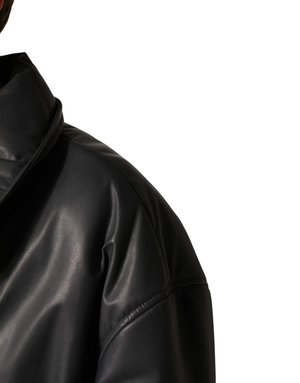 Manteau trench noir en cuir avec col et boutons, design élégant de la marque Dolce & Gabbana.