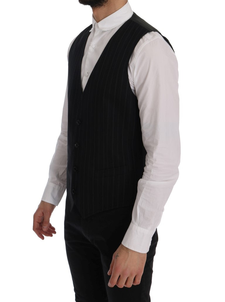 Gilet noir à rayures en coton Dolce & Gabbana STAFF avec col en V et détails élégants, porté sur un mannequin.