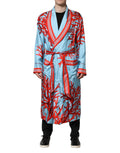 Robe kimono Dolce & Gabbana à imprimé corail bleu rouge, en tissu fluide, avec ceinture à la taille, portée sur un fond neutre