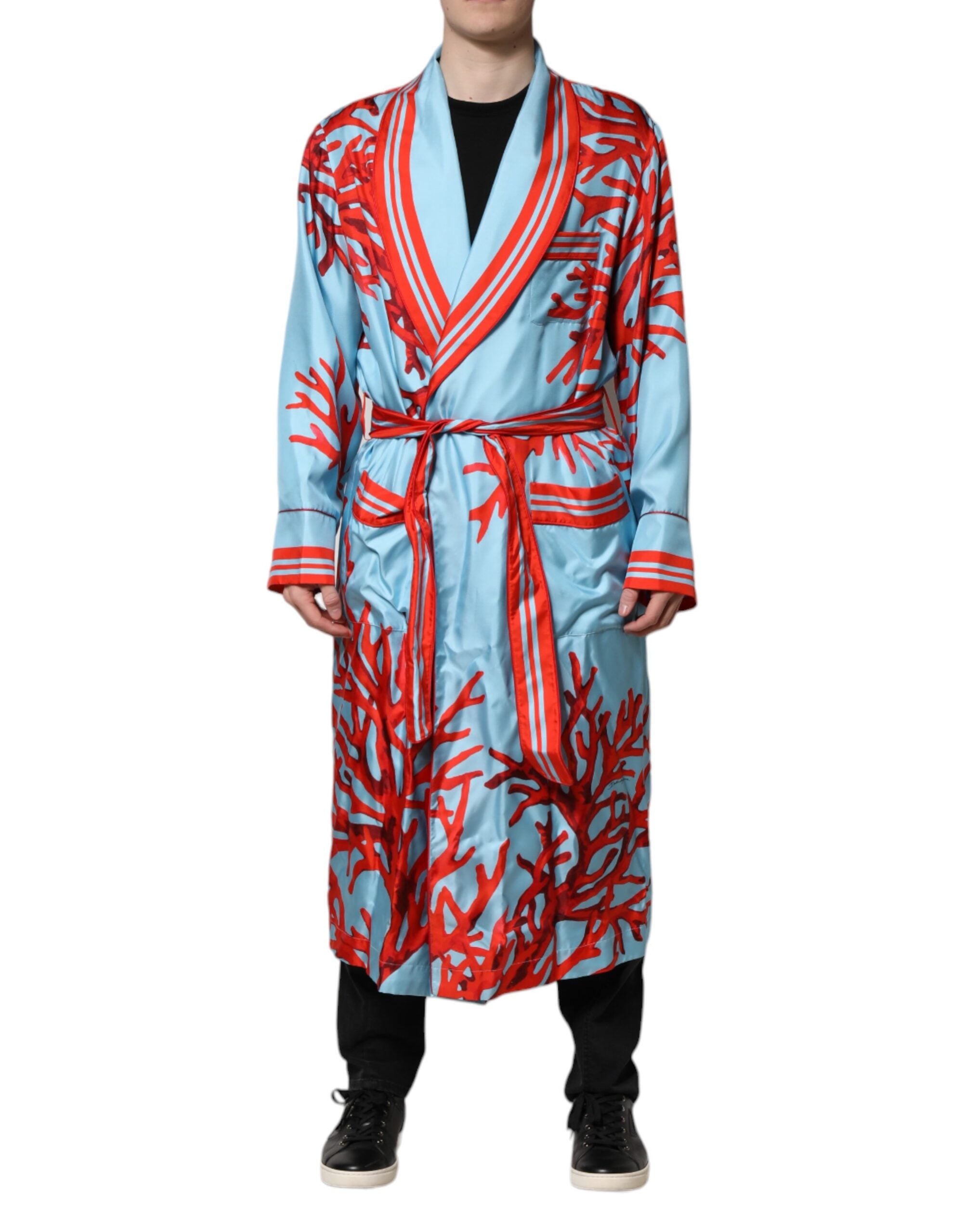 Robe kimono Dolce & Gabbana à imprimé corail bleu rouge, en tissu fluide, avec ceinture à la taille, portée sur un fond neutre