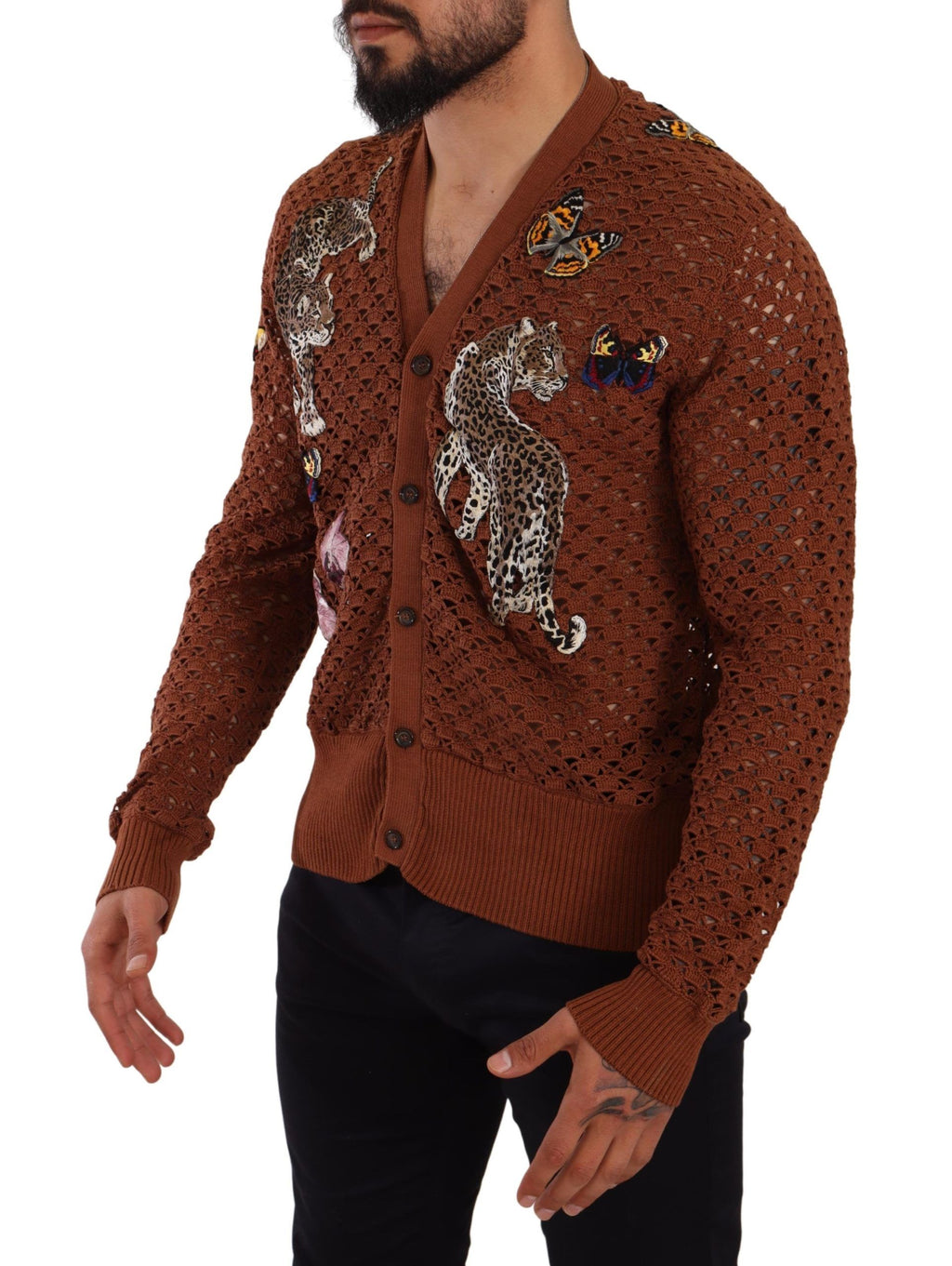 Cardigan Dolce & Gabbana marron avec motif léopard et papillon, doux et tendance, porté sur un mannequin.