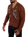 Cardigan Dolce & Gabbana marron avec motif léopard et papillon, doux et tendance, porté sur un mannequin.