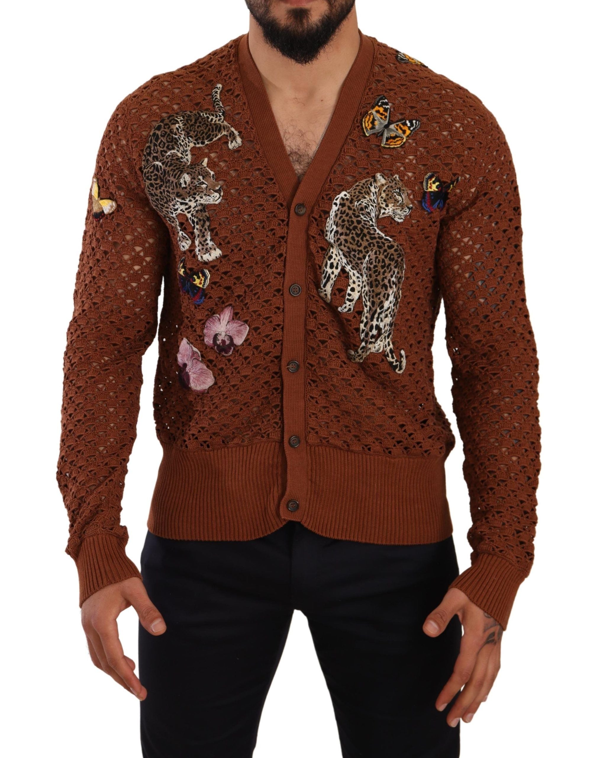 Cardigan Dolce & Gabbana en maille marron avec motif léopard et papillon, détails élégants, porté décontracté.