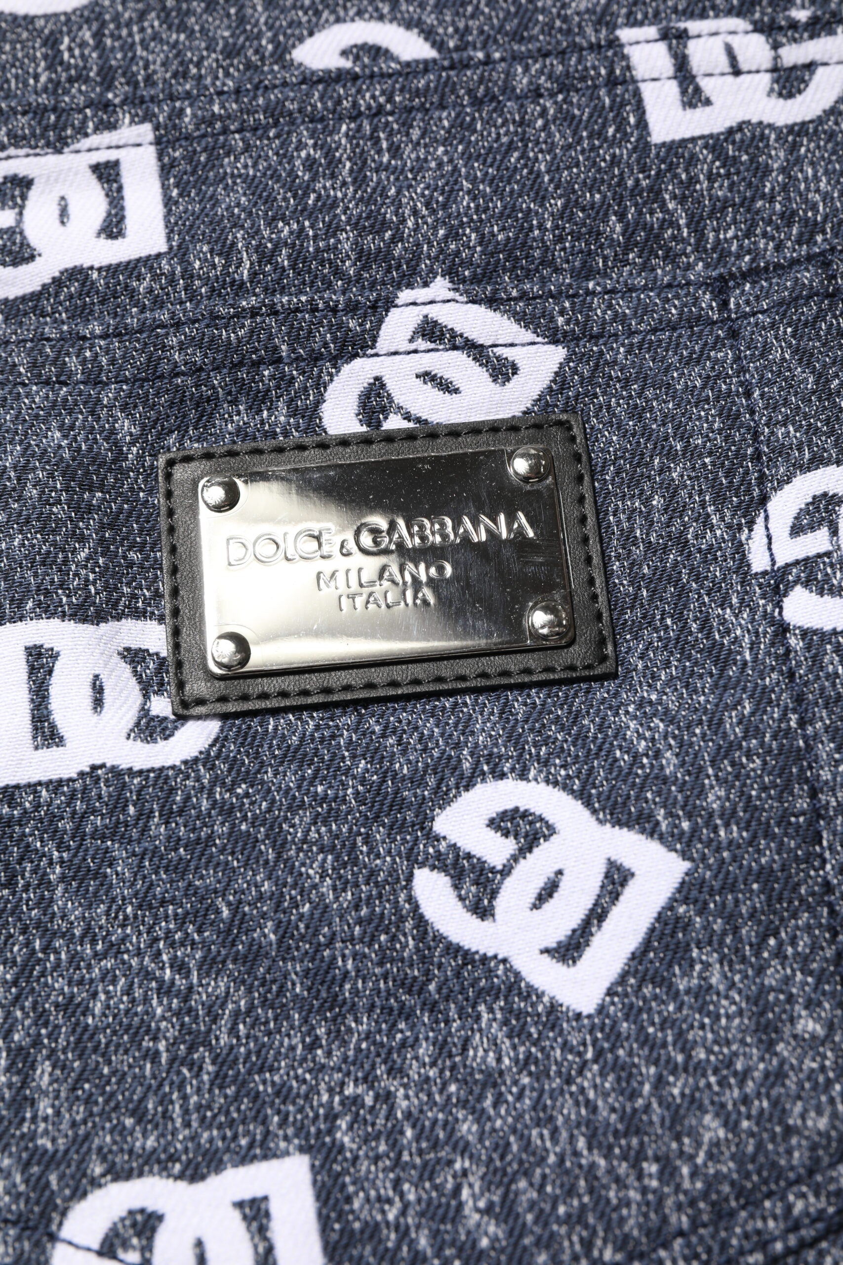Jeans slim en denim gris foncé Dolce & Gabbana avec logo, coupe skinny, tissu en coton visible sur le modèle.