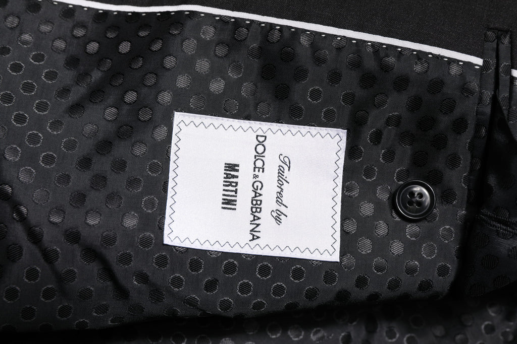 Veste noire à un bouton Dolce & Gabbana MARTINI, coupe classique, en tissu élégant, portée sur un mannequin.