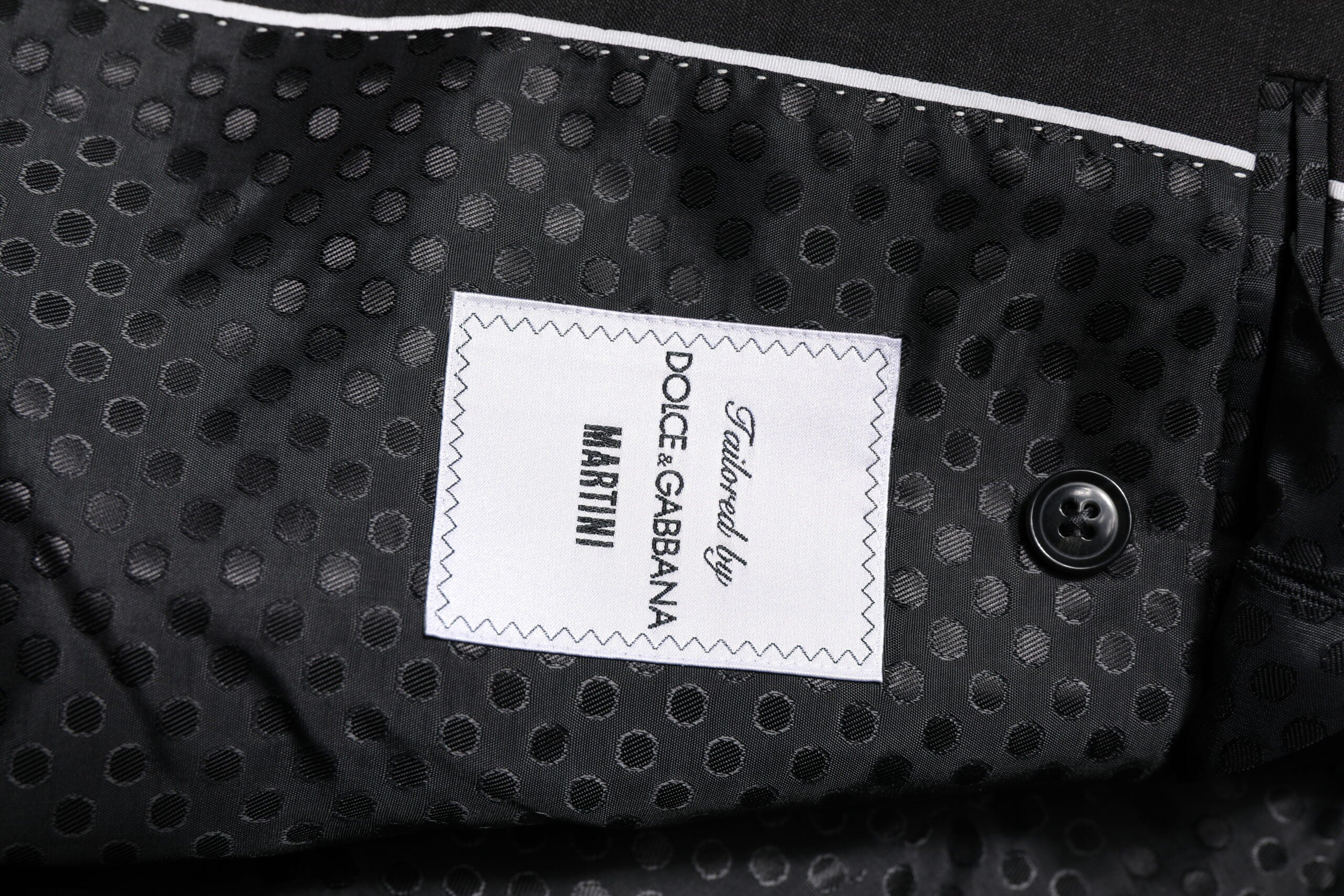 Veste noire à un bouton Dolce & Gabbana MARTINI, coupe classique, en tissu élégant, portée sur un mannequin.