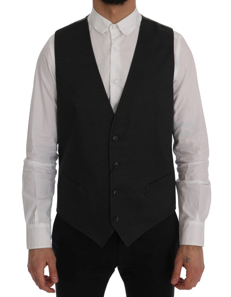 Gilet gris Dolce & Gabbana STAFF en coton et rayonne, porté sur un mannequin, détails du tissu et coupe élégante visibles.