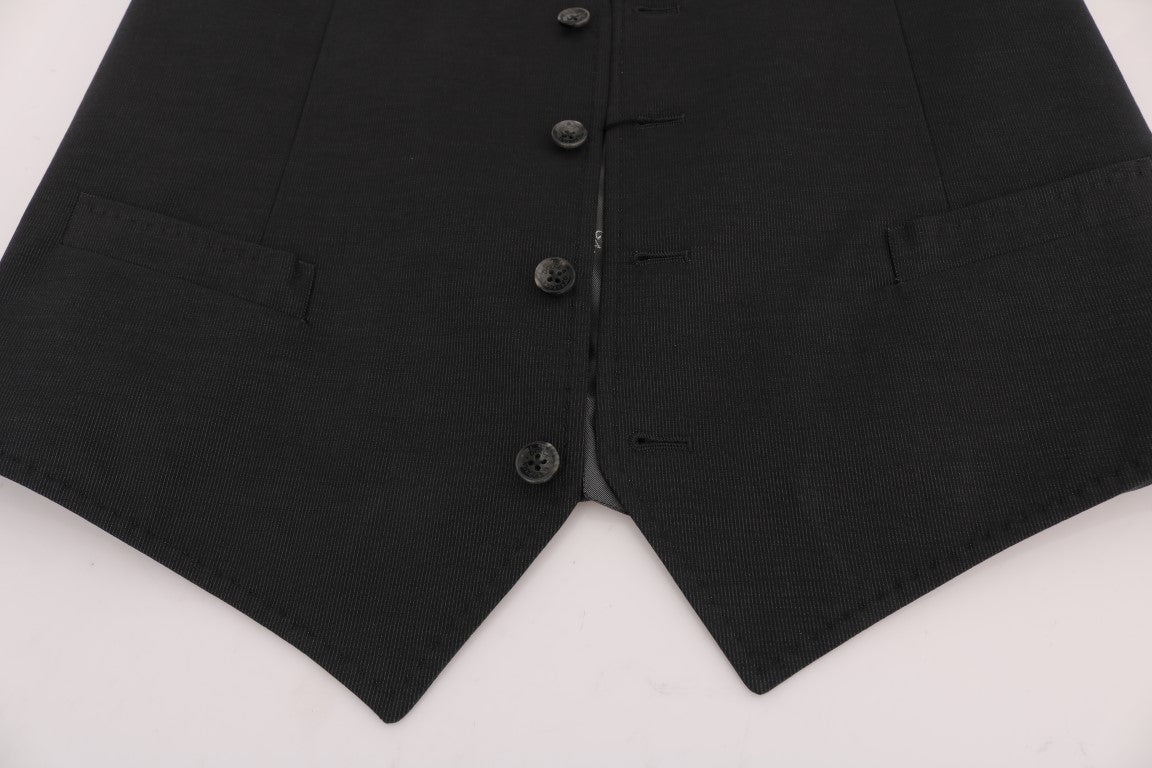 Gilet gris Dolce & Gabbana STAFF en coton et rayonne, porté sur un fond neutre, détail de la texture et du design élégant.