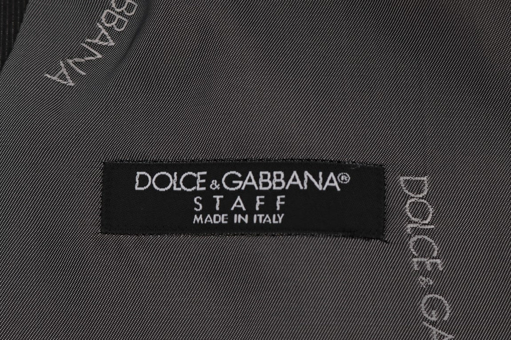 Gilet gris Dolce & Gabbana STAFF en coton et viscose, vue de face, détails du tissu et coupe élégante visible.