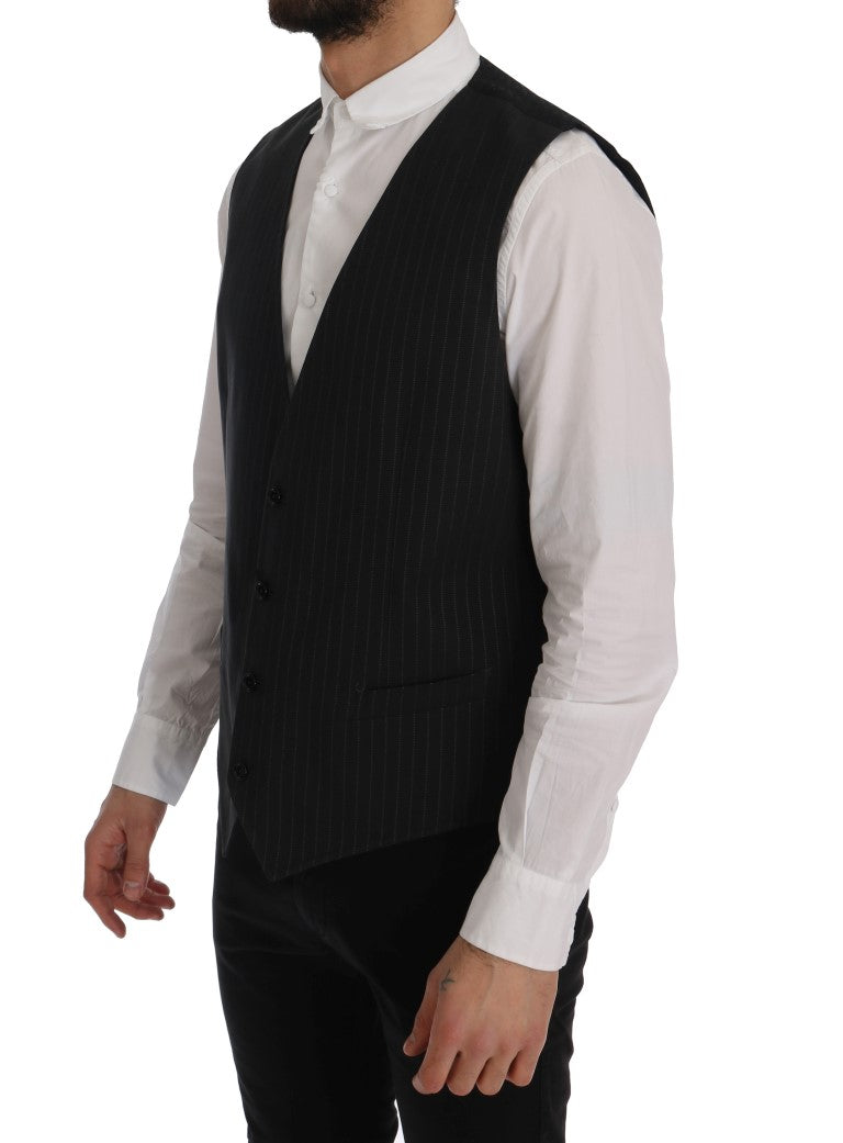 Gilet gris à rayures en coton Dolce & Gabbana STAFF porté par un mannequin, détail des motifs rayés et du col en V.