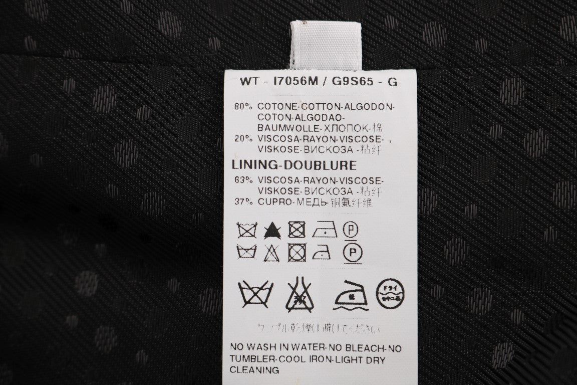 Gilet gris à rayures en coton Dolce & Gabbana STAFF, détail de la texture et des bandes colorées, porté sur un fond neutre
