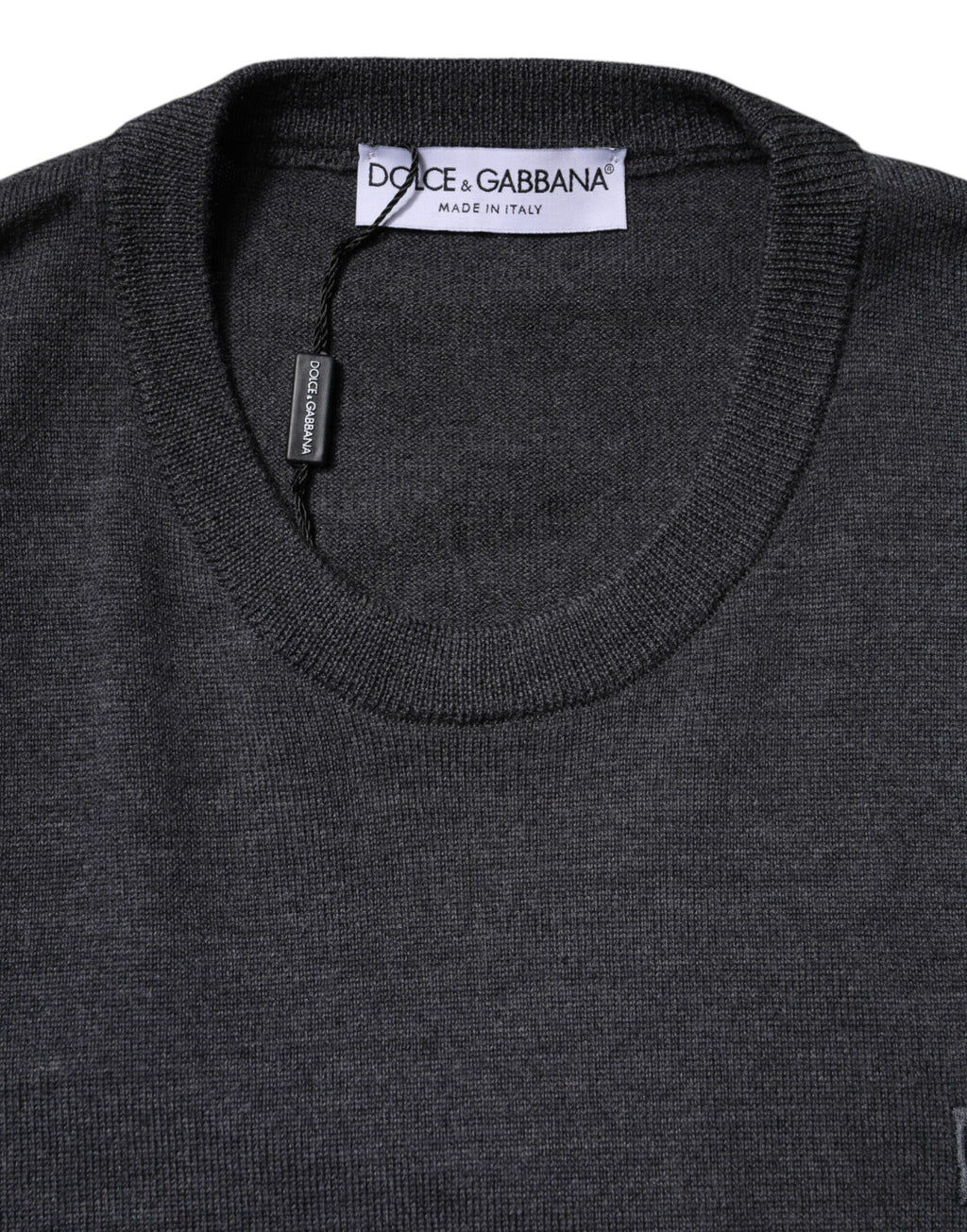Pull laine gris Dolce & Gabbana pour homme avec logo tricoté, style élégant et décontracté, en gros plan.