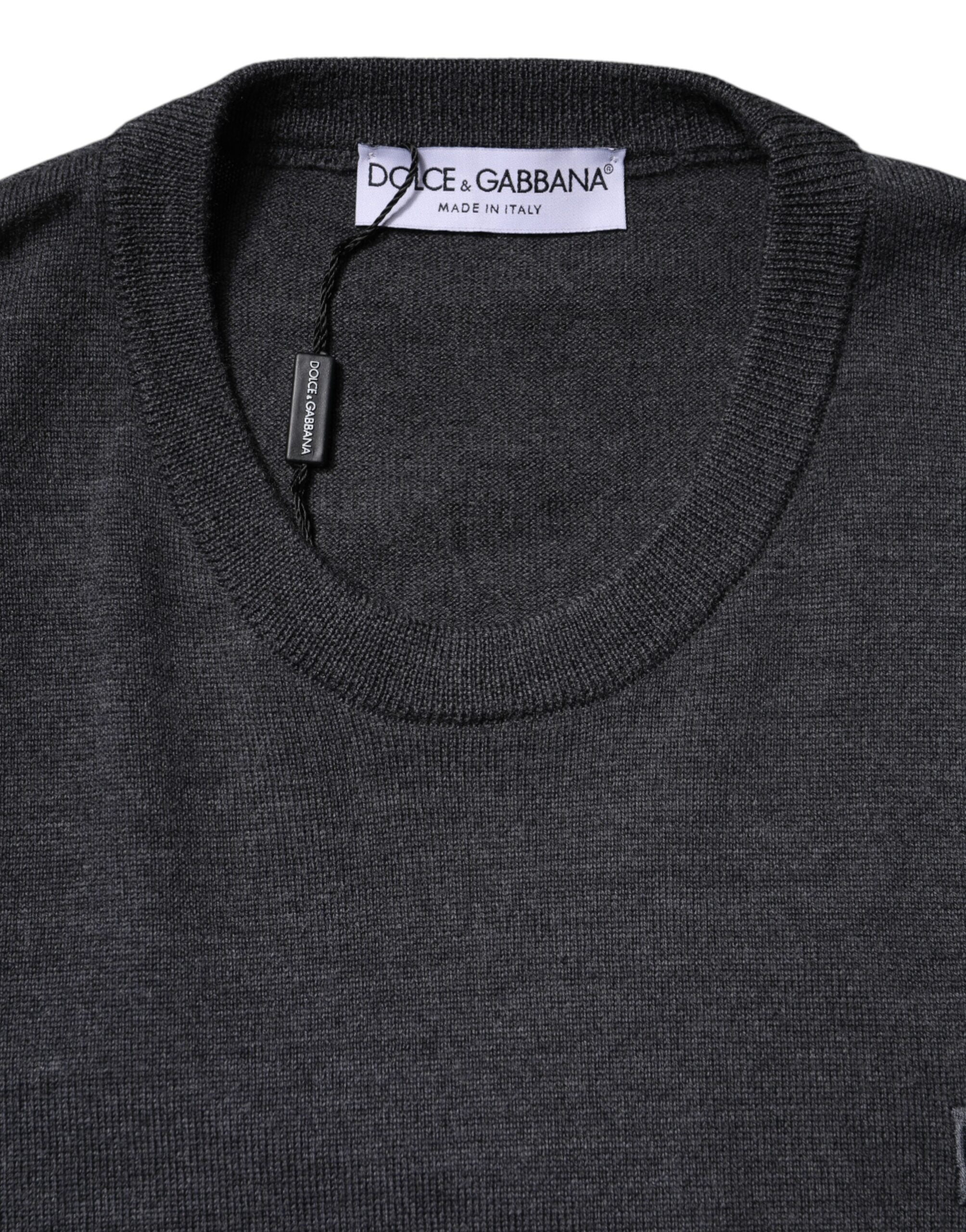 Pull laine gris Dolce & Gabbana pour homme avec logo tricoté, style élégant et décontracté, en gros plan.