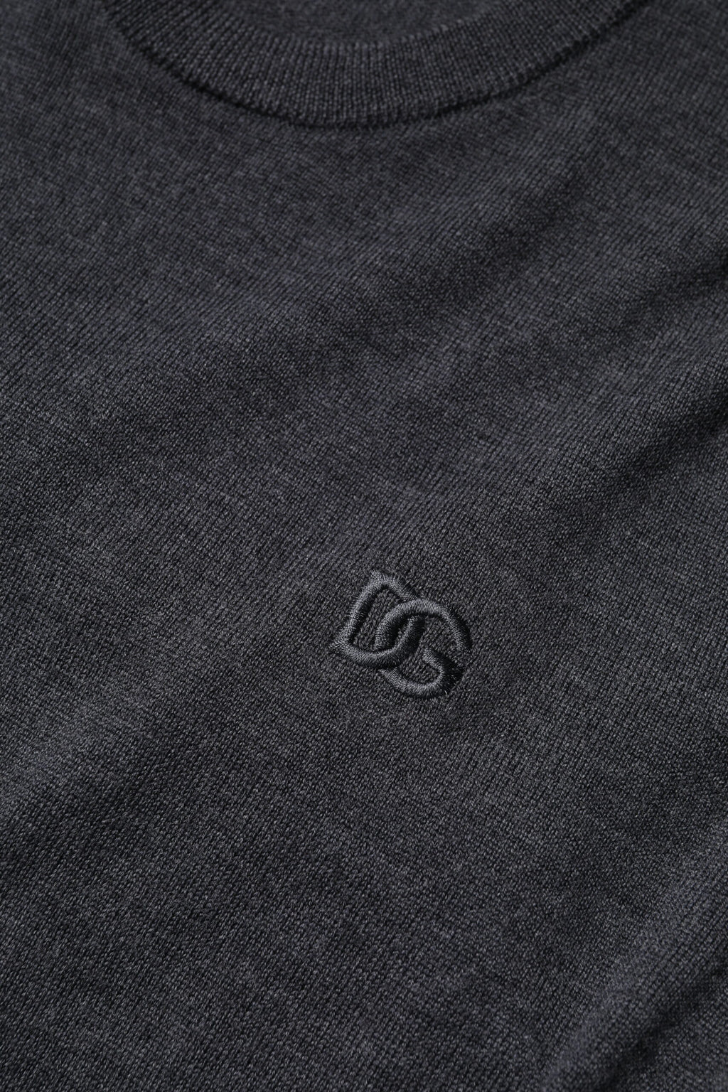 Pull homme en laine gris Dolce & Gabbana avec logo tricoté, col rond et coupe confortable.