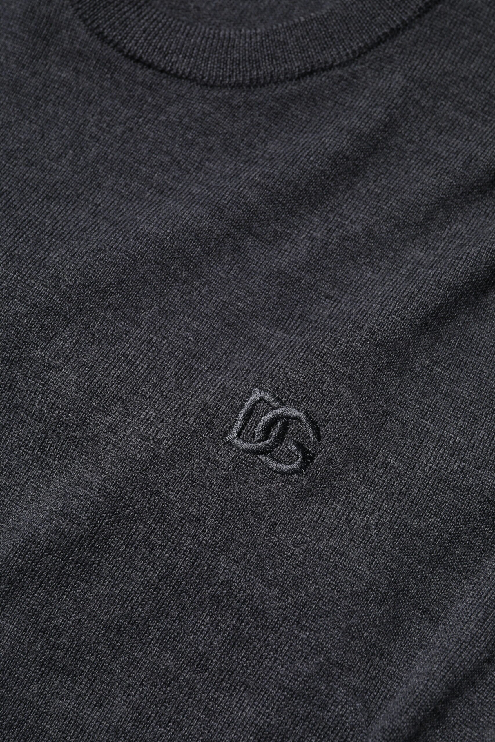 Pull homme en laine gris Dolce & Gabbana avec logo tricoté, col rond et coupe confortable.
