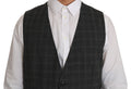Gilet en laine gris à carreaux Dolce & Gabbana, coupe stretch, avec motifs à carreaux, porté sur un mannequin.