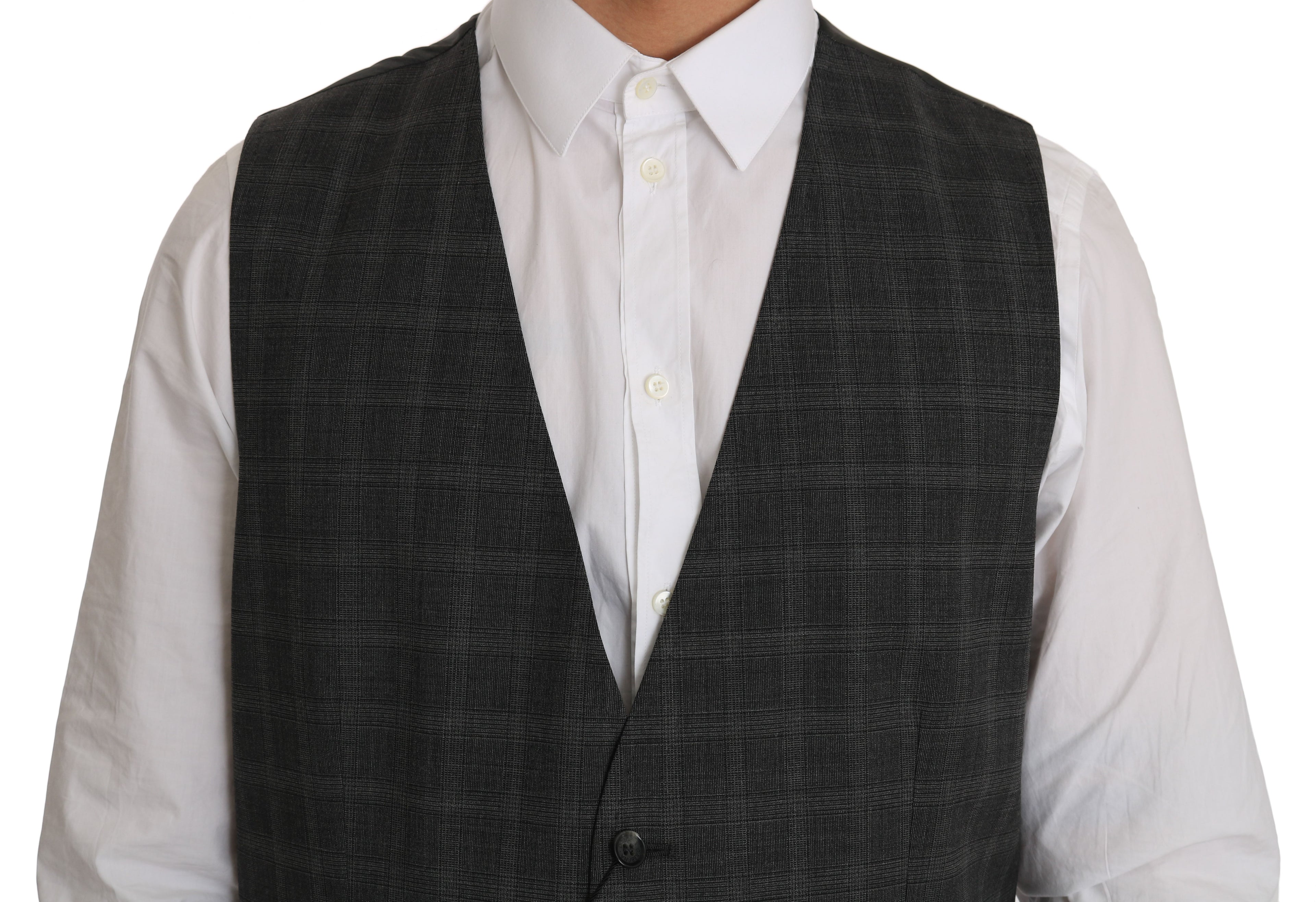 Gilet en laine gris à carreaux Dolce & Gabbana, coupe stretch, avec motifs à carreaux, porté sur un mannequin.