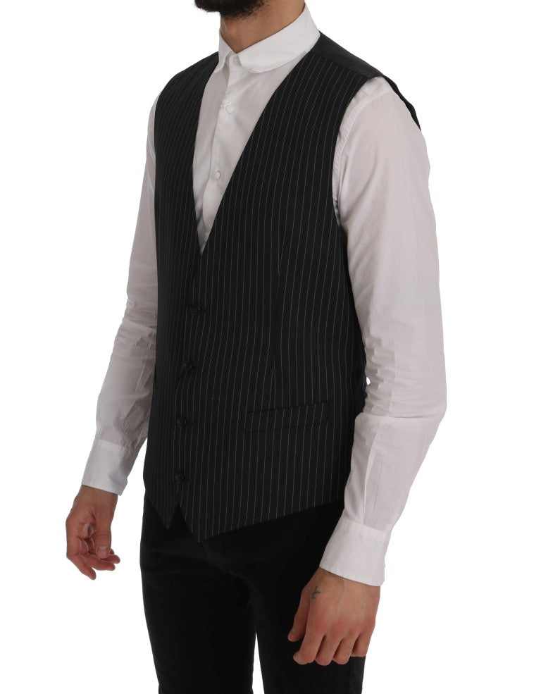 Gilet en laine gris extensible de Dolce & Gabbana, coupe ajustée et élégant, porté sur un mannequin.