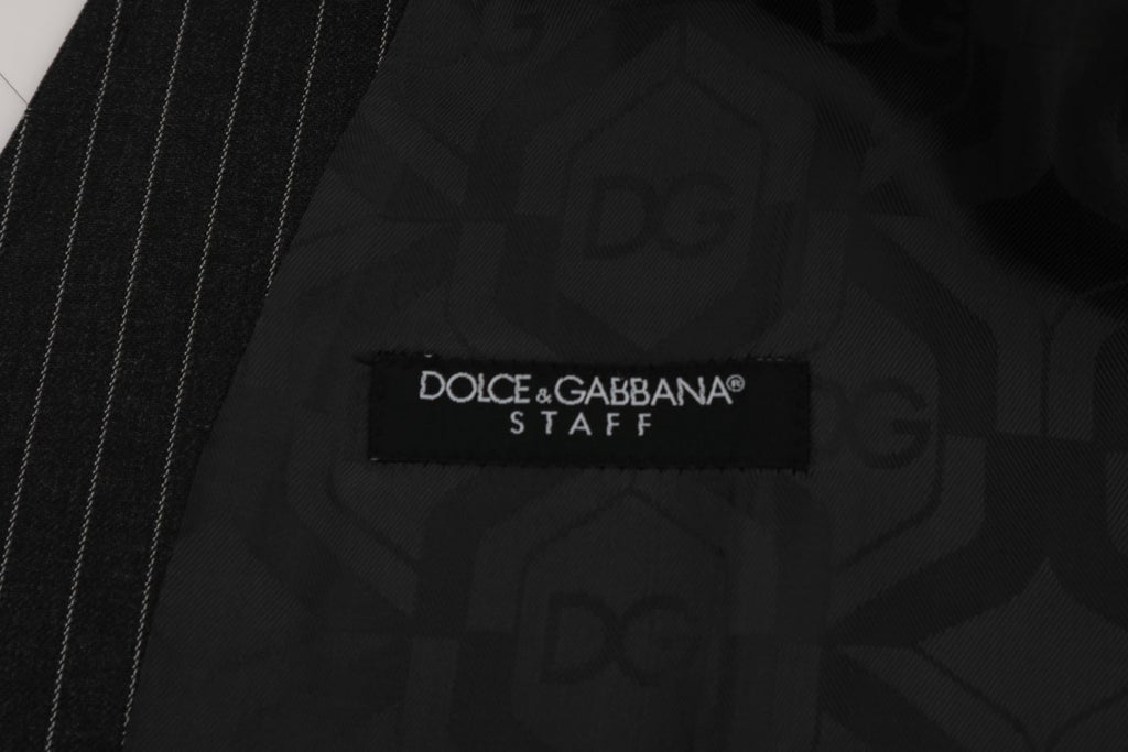 Gilet en laine gris Dolce & Gabbana, coupe ajustée, porté sur fond neutre, détail de finition élégante.