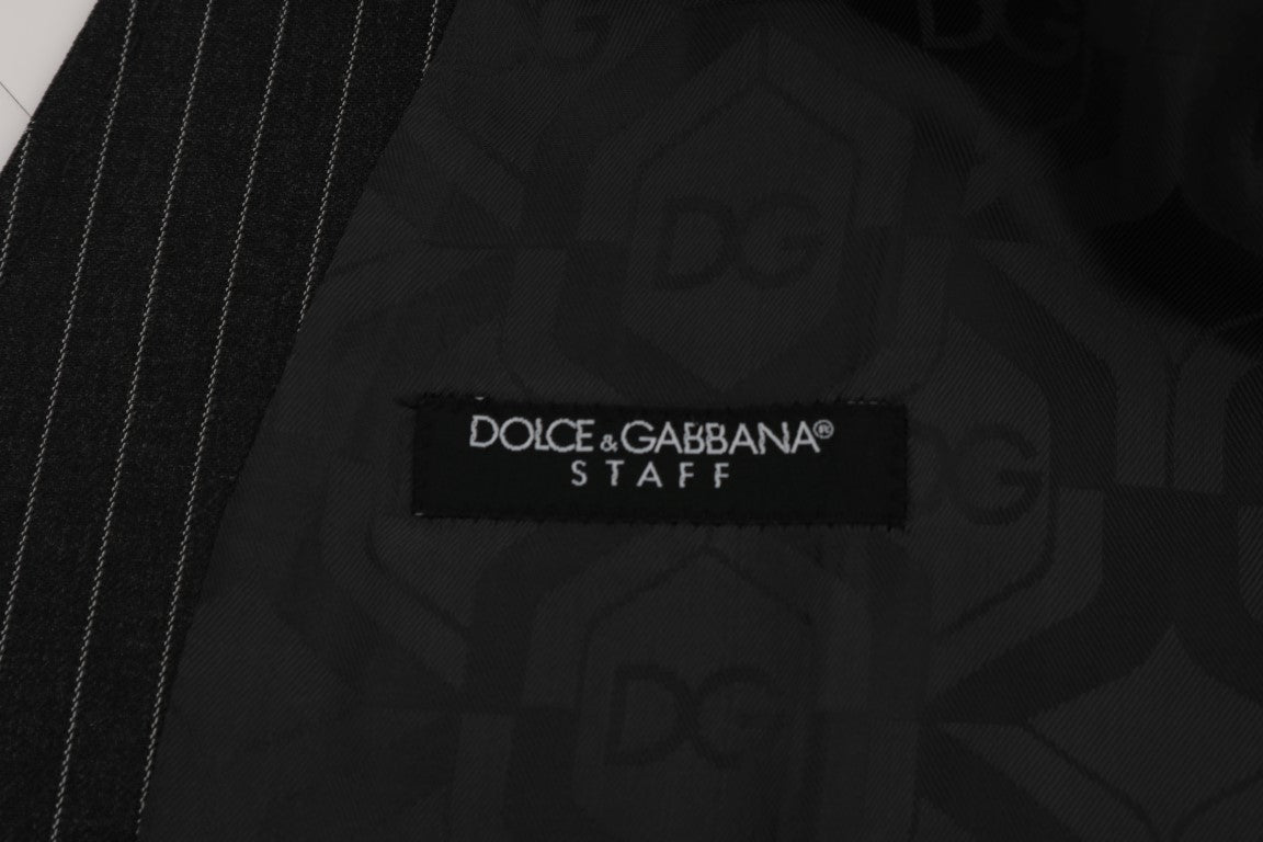 Gilet en laine gris Dolce & Gabbana, coupe ajustée, porté sur fond neutre, détail de finition élégante.