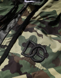 Sweat à capuche vert camouflage Dolce & Gabbana, veste décontractée en tissu doux avec capuche et poches frontales.