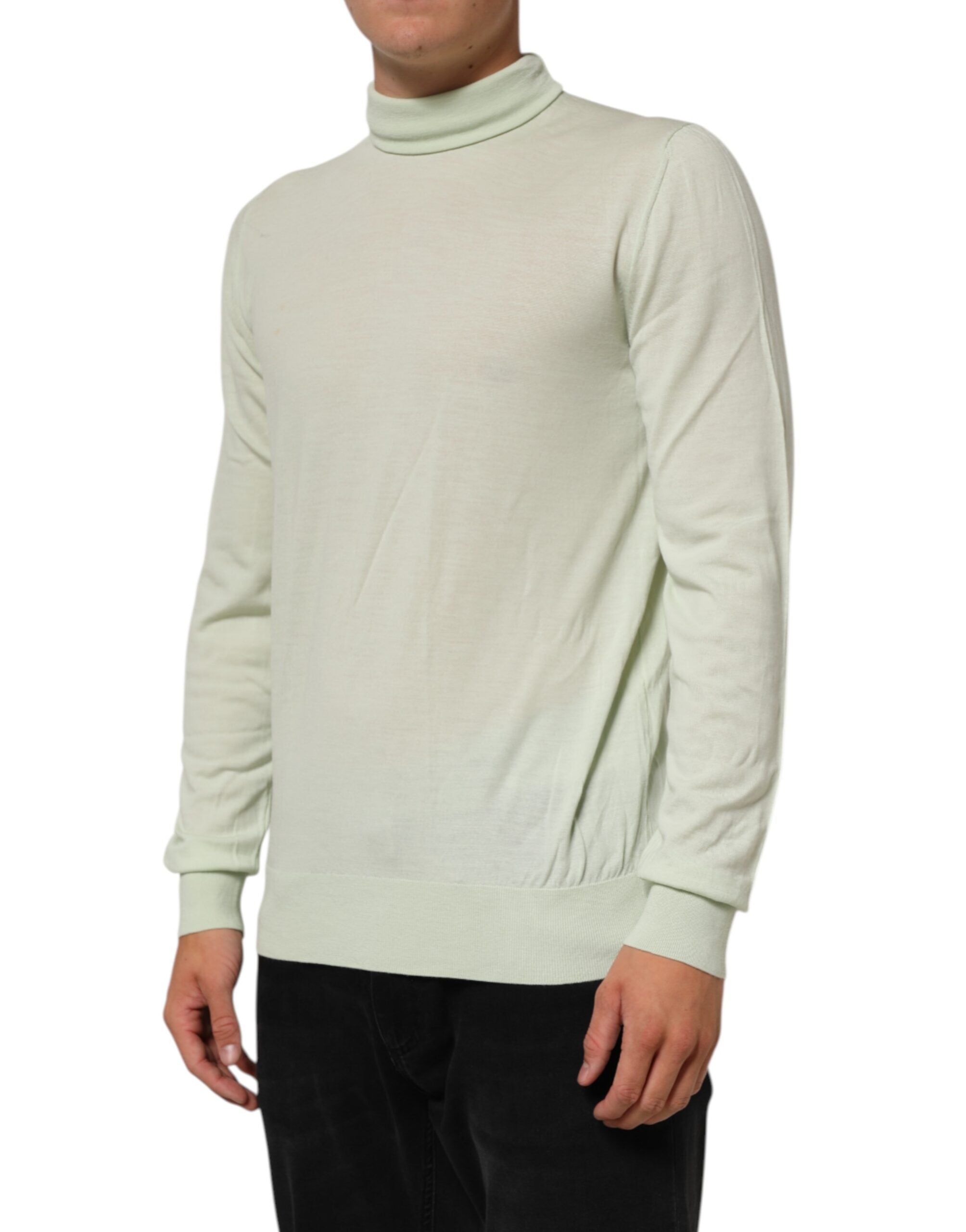 Pull à col roulé Dolce & Gabbana Light Green avec logo, en laine douce et ajustée, porté sur un mannequin.