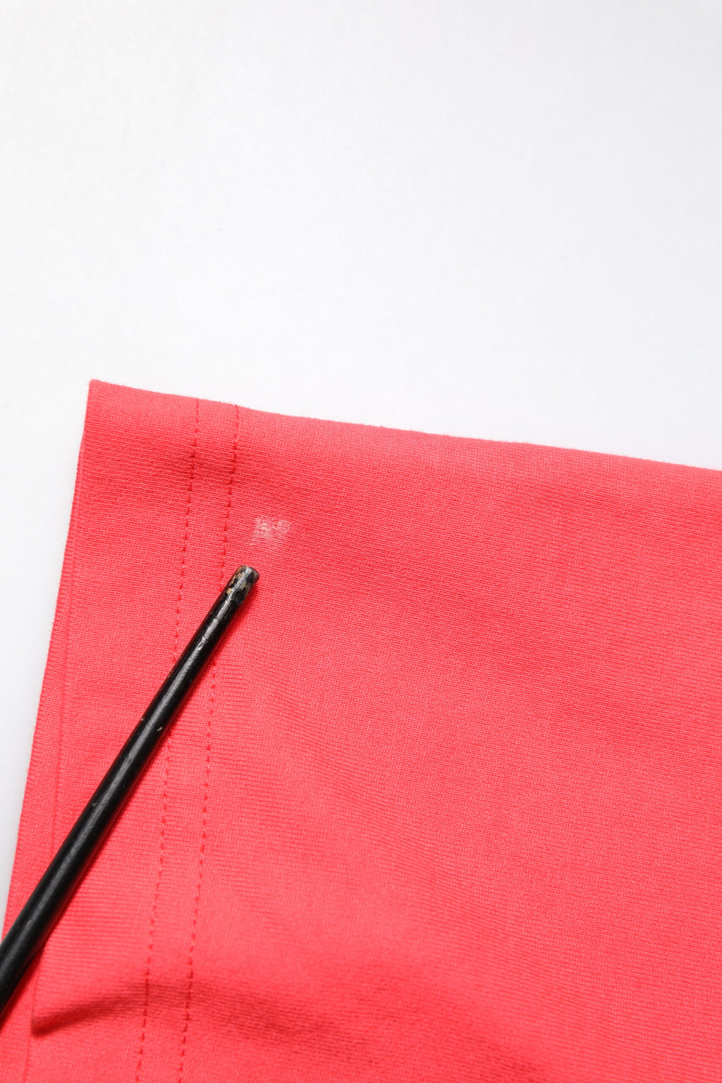 T-shirt Dolce & Gabbana en coton rouge avec imprimé lettrage et col rond, design tendance et confortable.