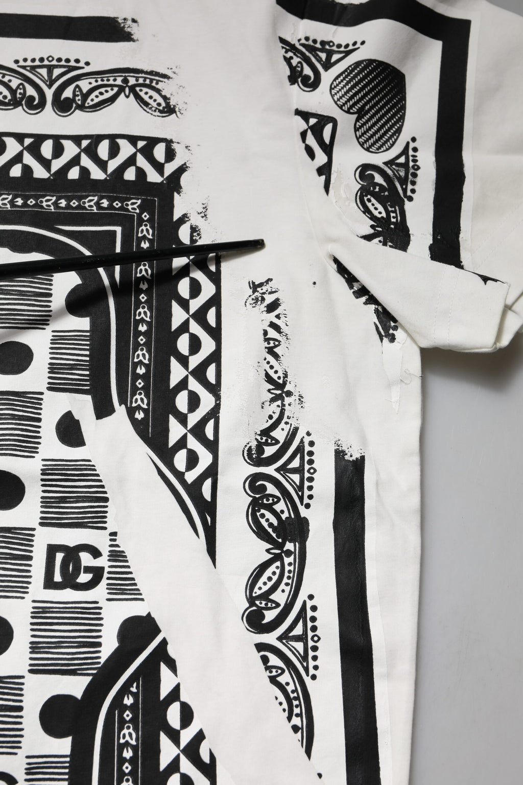 T-shirt blanc Dolce & Gabbana en coton avec bandeau, col rond pour homme, vue de face.