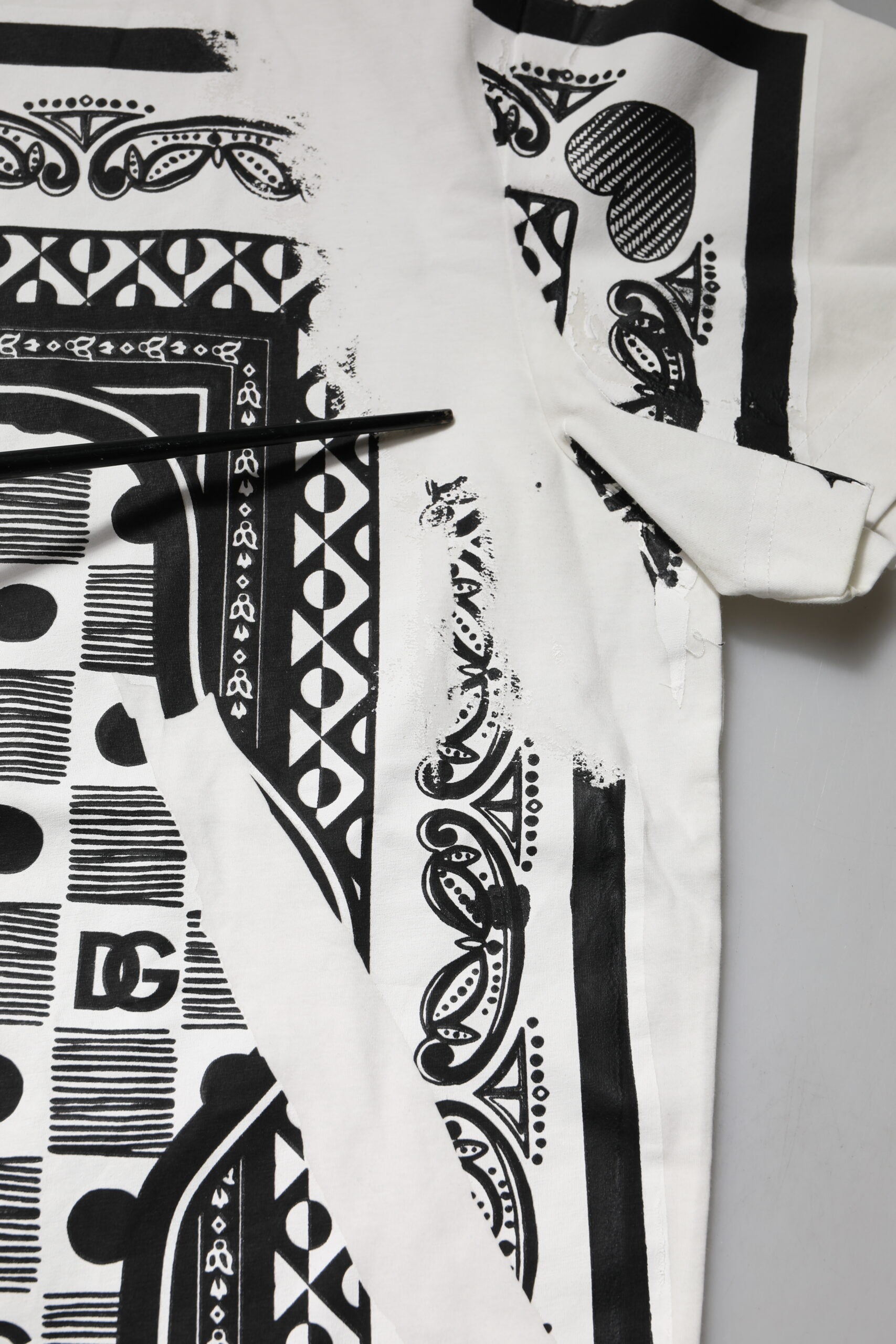 T-shirt blanc Dolce & Gabbana en coton avec bandeau, col rond pour homme, vue de face.