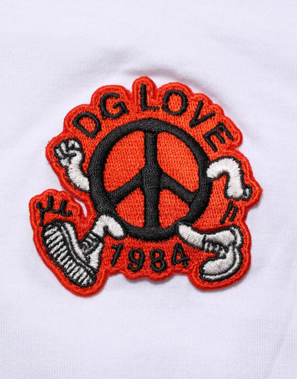 T-shirt blanc en coton Dolce & Gabbana avec patch DG Love, col rond, mode décontractée et élégante.