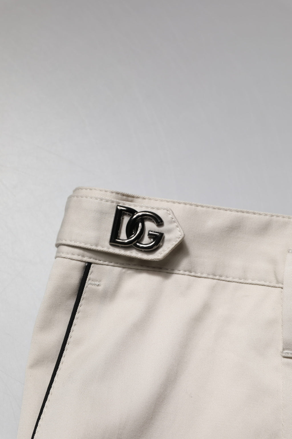 Pantalon formel blanc en coton de Dolce & Gabbana, coupe slim, élégance sophistiquée pour occasion spéciale.