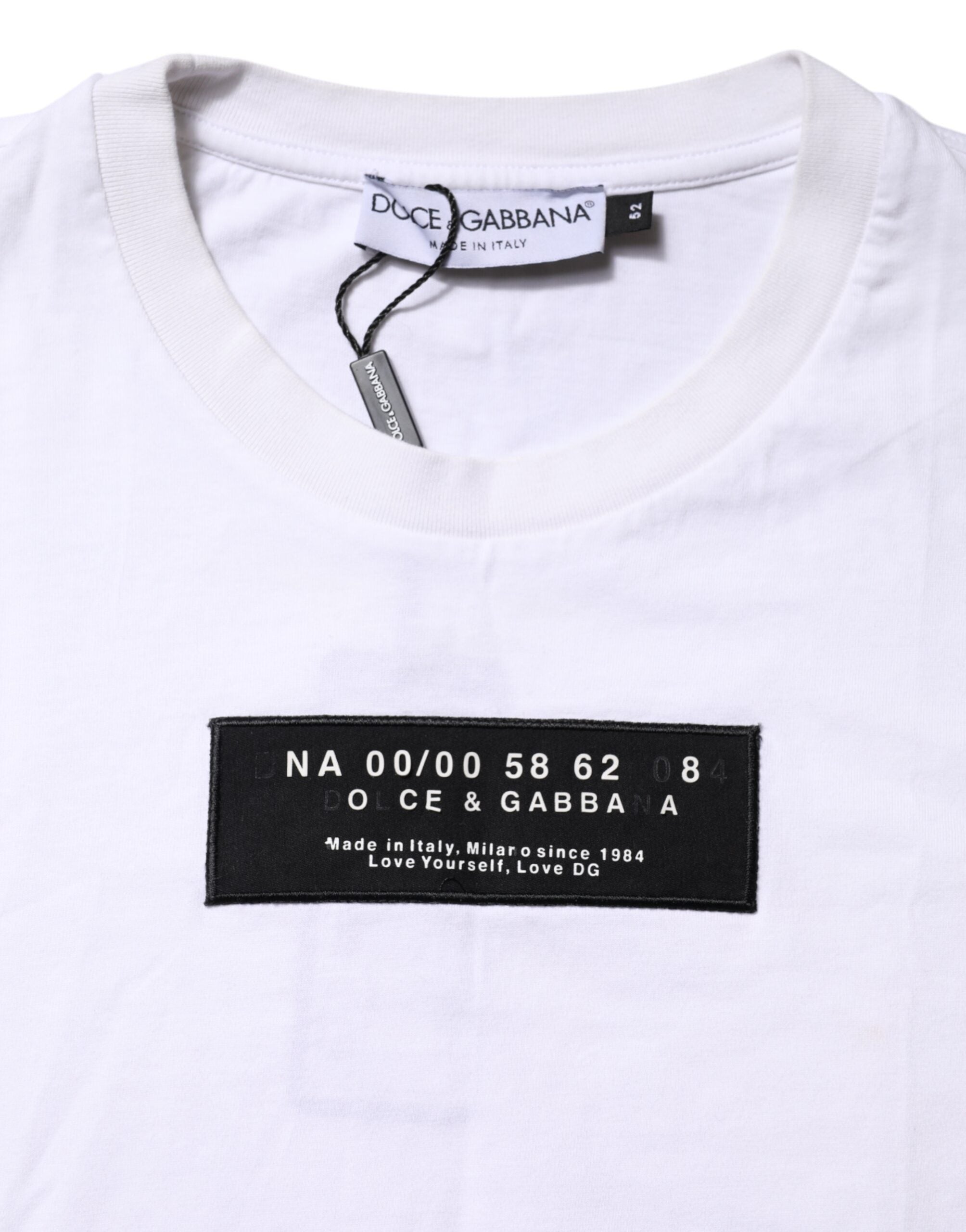 T-shirt blanc en coton Dolce & Gabbana avec logo brodé sur le patch au col rond, mode élégante et décontractée.