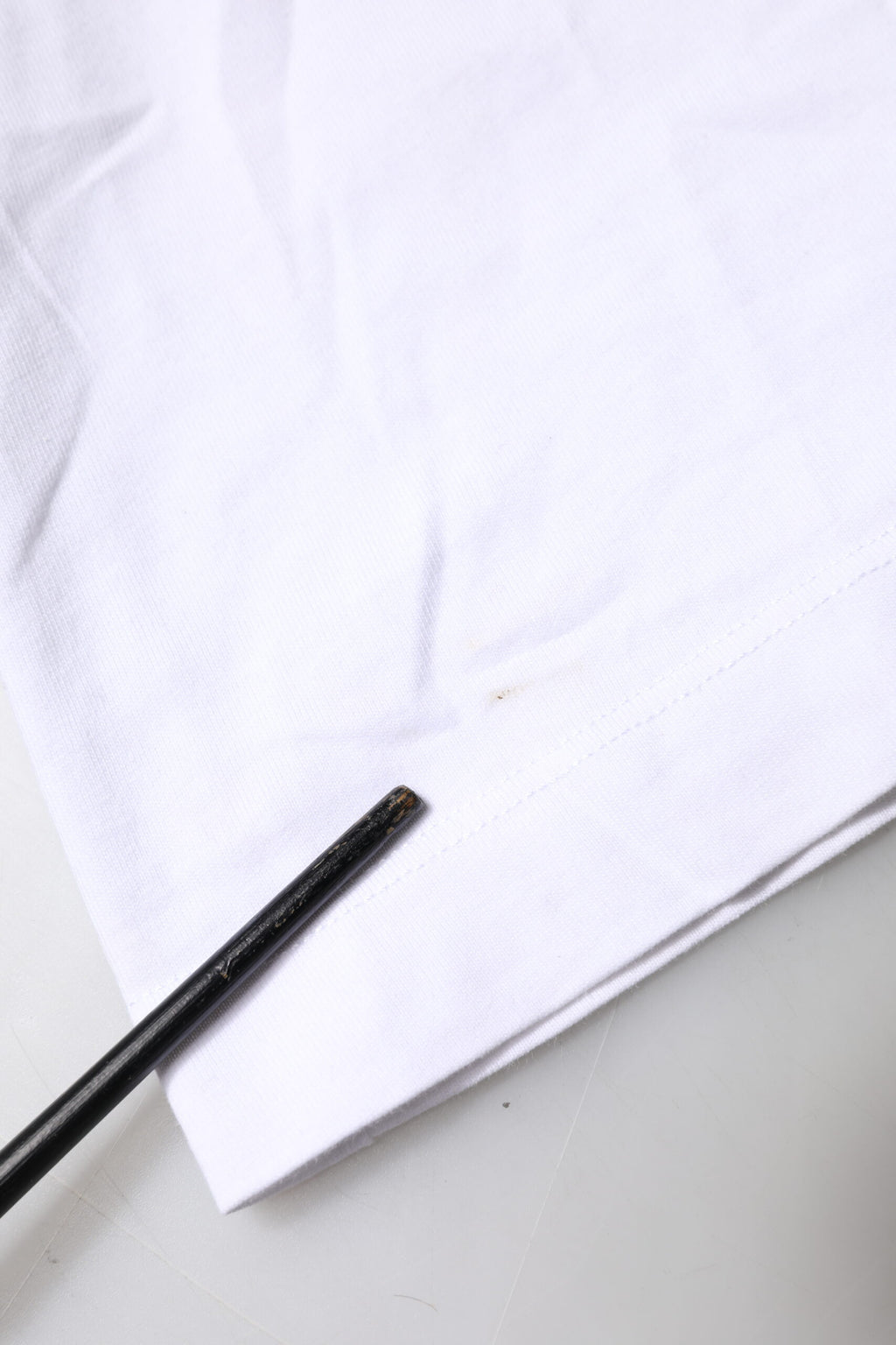 T-shirt blanc en coton Dolce & Gabbana avec patch logo, col ras du cou, vue de face.