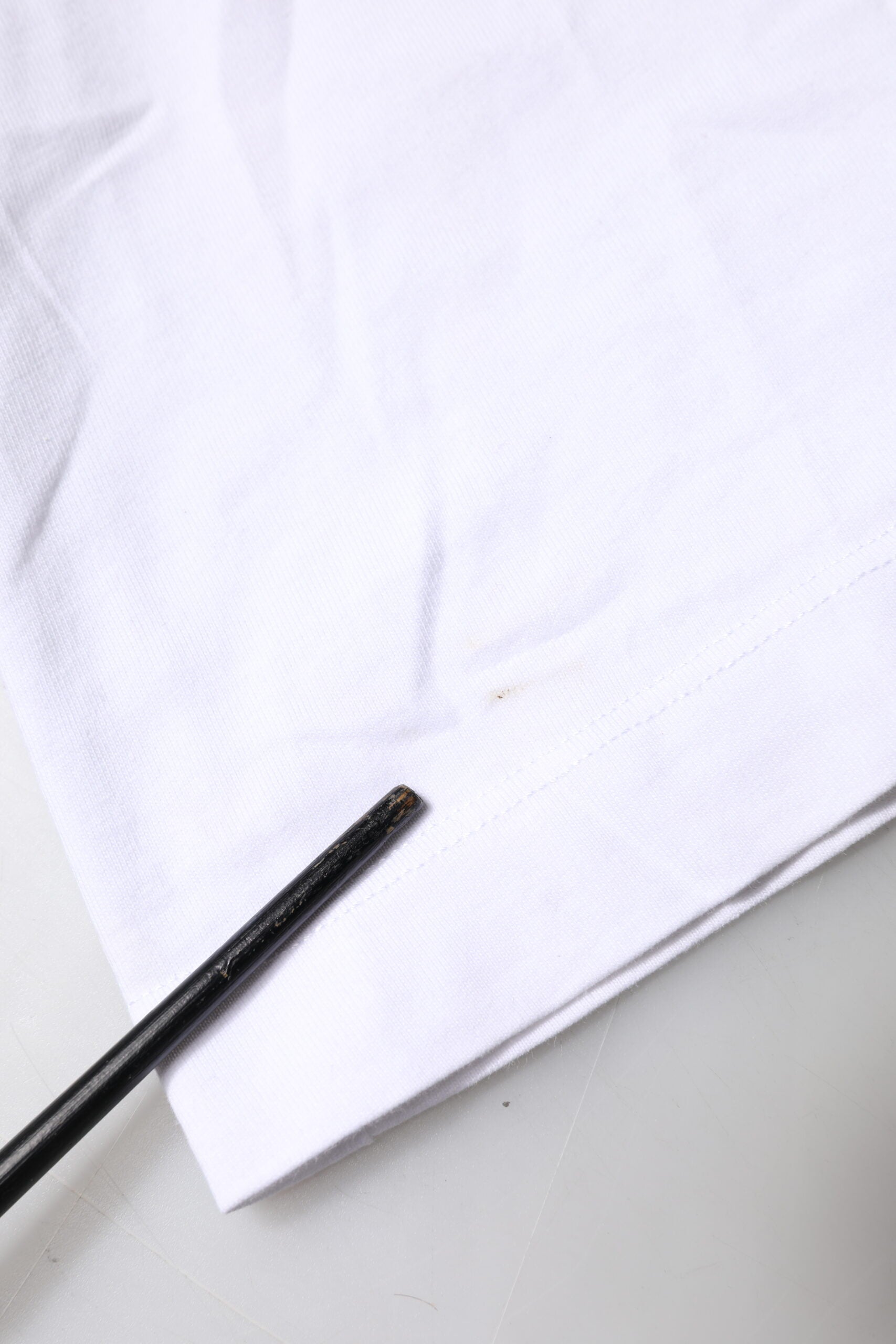 T-shirt blanc en coton Dolce & Gabbana avec patch logo, col ras du cou, vue de face.