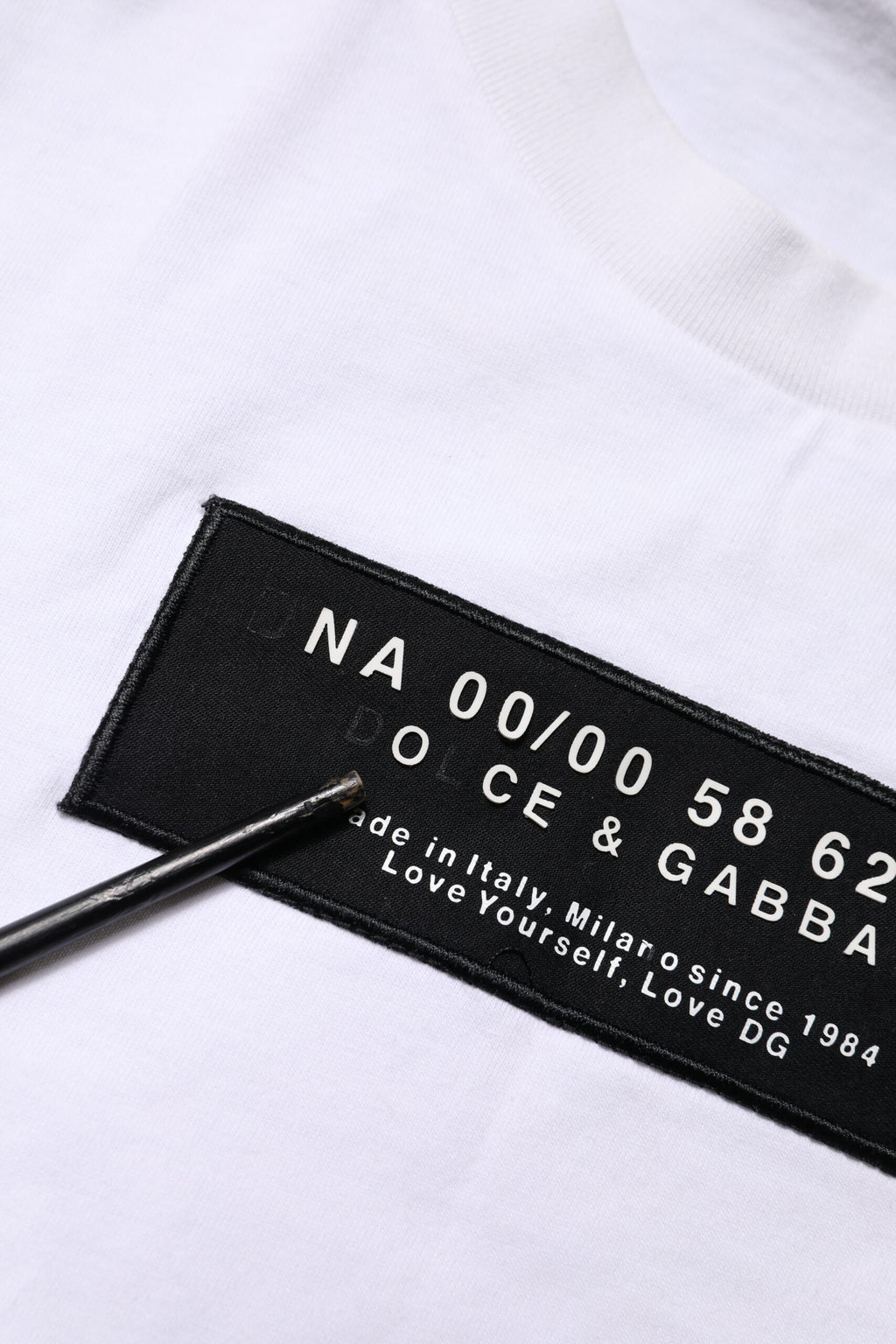 T-shirt blanc en coton Dolce & Gabbana avec logo patch sur le col rond, style décontracté et élégant.