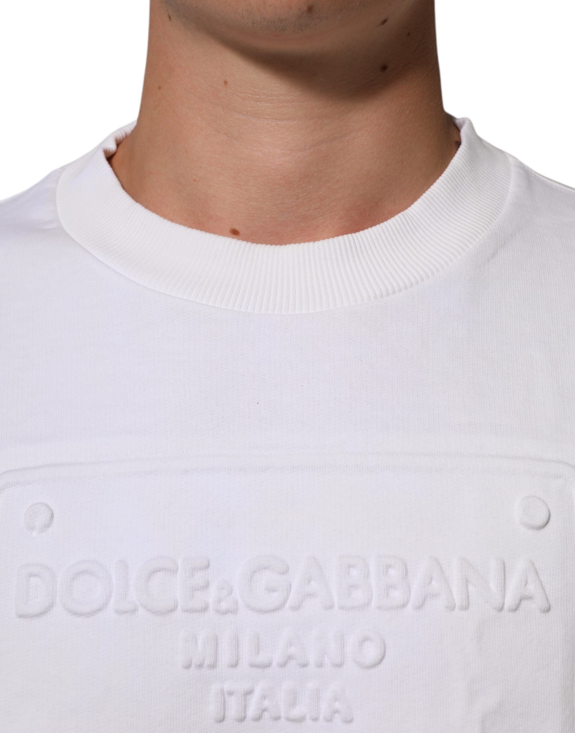Sweatshirt homme blanc Dolce & Gabbana avec logo embossé, style décontracté et détails élégants.