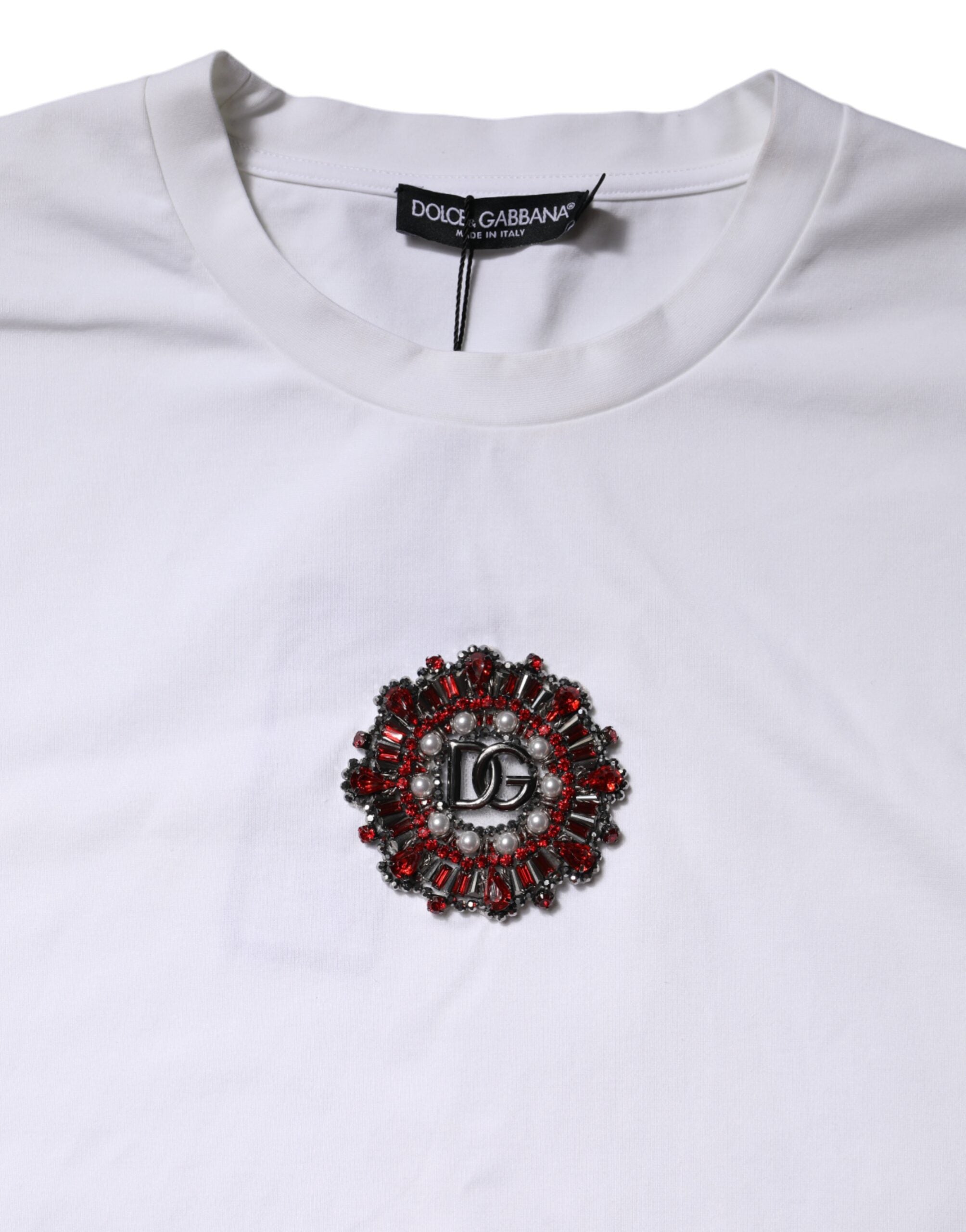 T-shirt blanc Dolce & Gabbana à manches courtes avec logo ornementé, style décontracté et élégant.