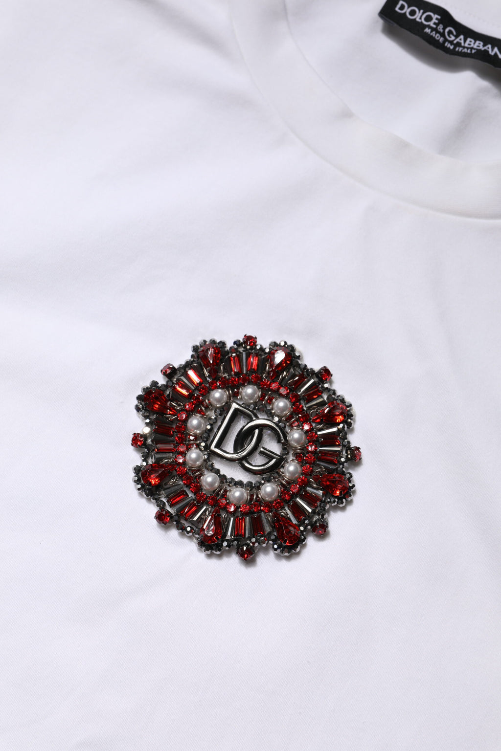 T-shirt blanc Dolce & Gabbana à manches courtes avec logo orné, élégant et décontracté, porté sur un mannequin.