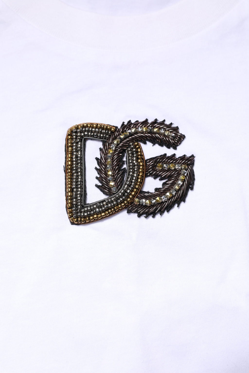 T-shirt blanc Dolce & Gabbana avec logo brodé sur le col, col en crew neck et design élégant.