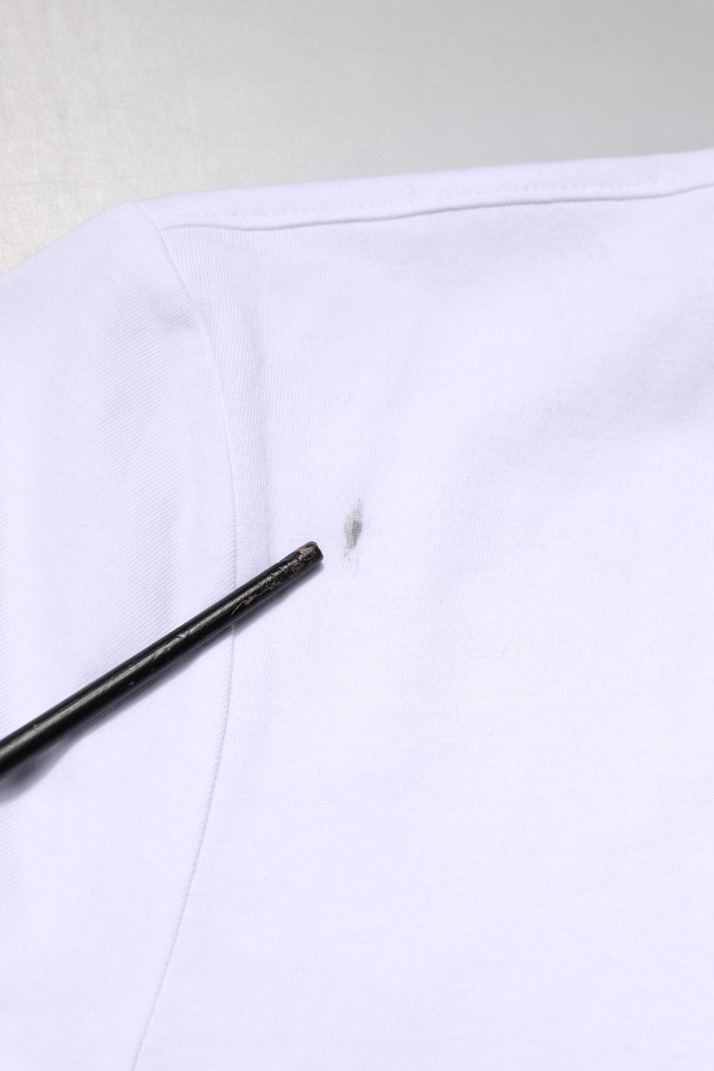 T-shirt blanc Dolce & Gabbana avec broderie de logo sur le col rond, en coton, vue de face.