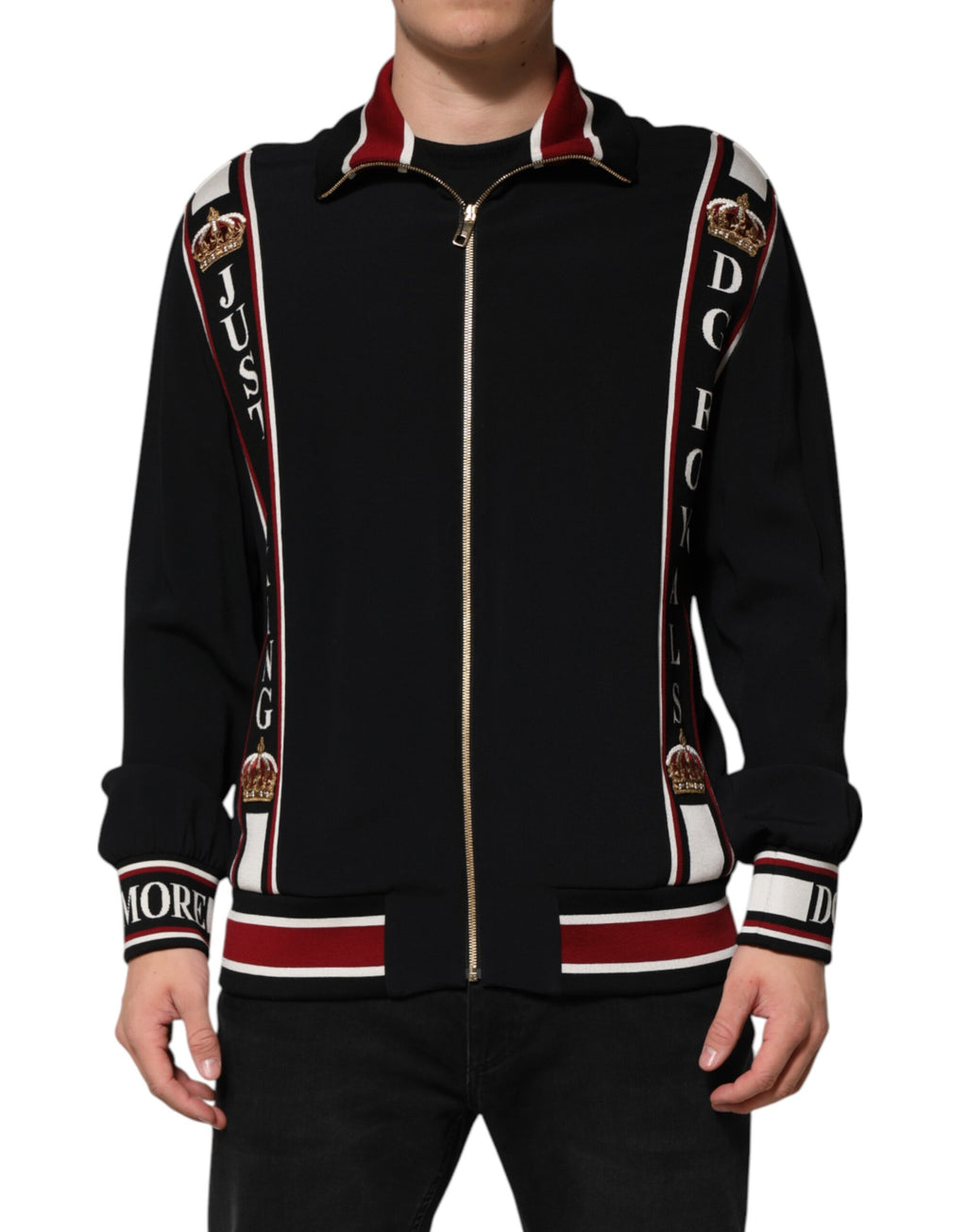 Sweat-shirt noir Dolce & Gabbana DG King à fermeture éclair complète, en tissu doux et élégant, porté sur un mannequin.
