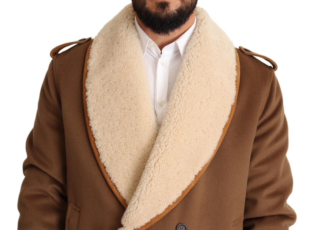 Manteau en shearling marron à double boutonnage de Dolce & Gabbana, mode élégante et chaude pour l'hiver.